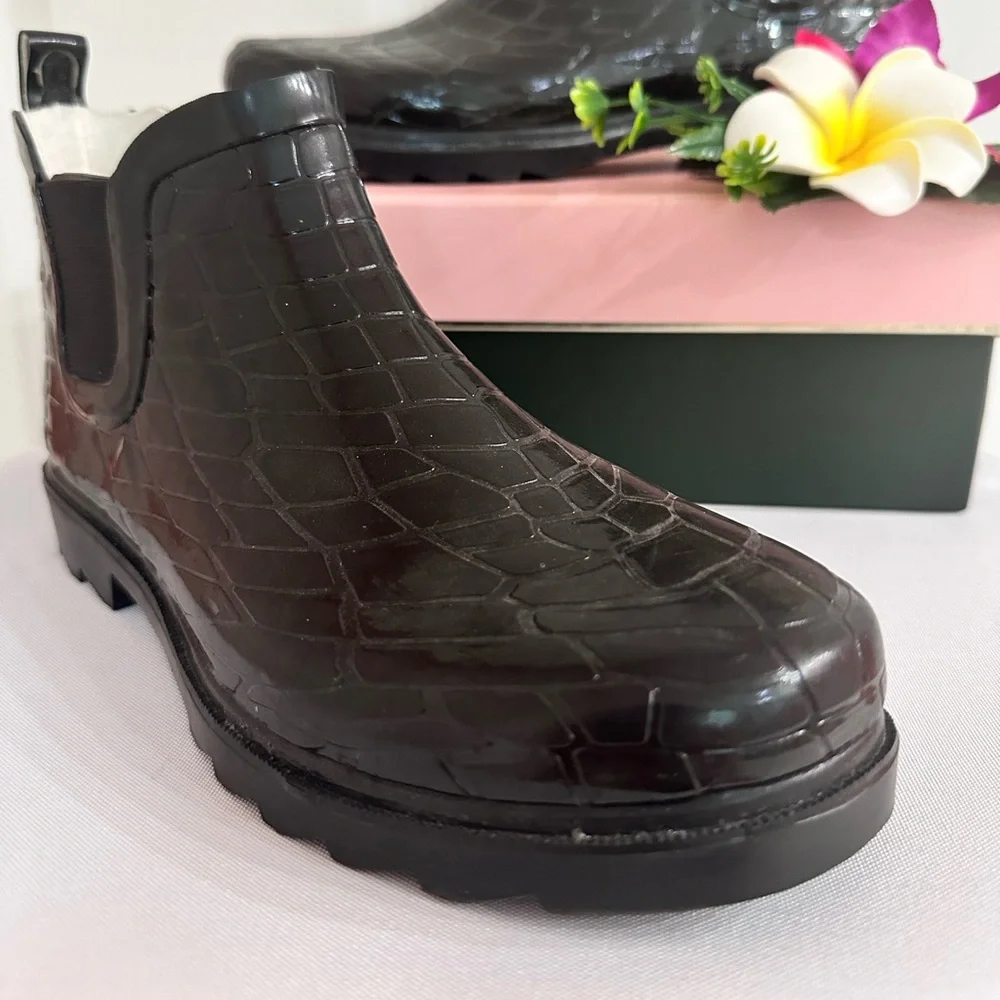 FOREVER YOUNG ~ Women’s black embossed all weather utility rain booties size 8